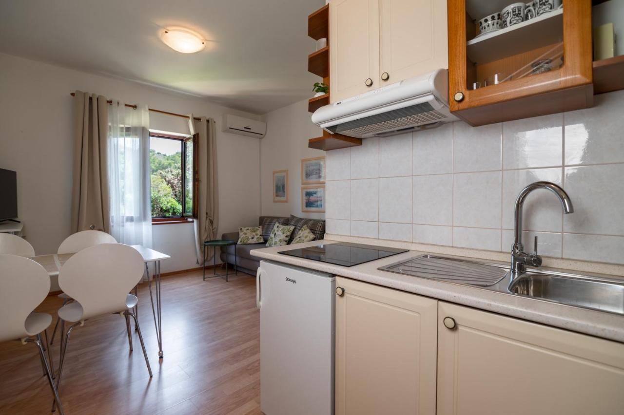 Apartments Rozelyn Ugljan Exterior foto